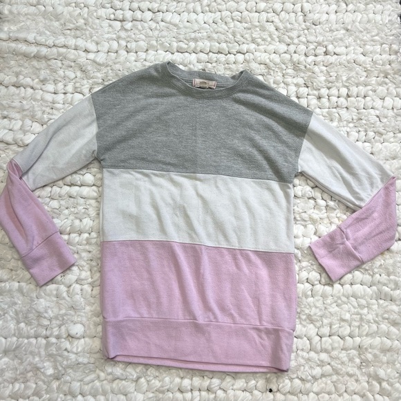 ❤️2/$15❤️5/$25❤️ WALKING ON SUNSHINE | wht/grey/lilac color-block knit top - Picture 1 of 1